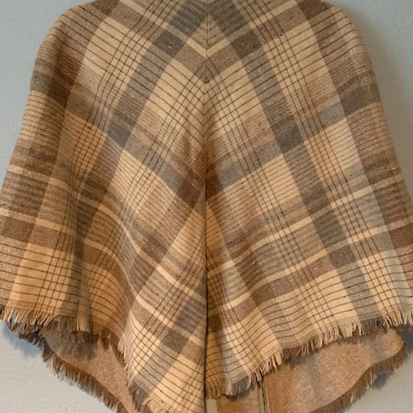 Boutique Women’s Reversible Fringe Pancho Cape One Size Fits All NWOT - Picture 3 of 10